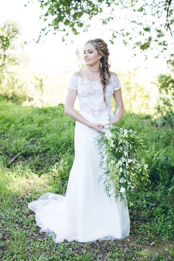 Vestidos de novia con escote sirena, hombros descubiertos, espalda en V, corte trompeta, cola larga y apliques